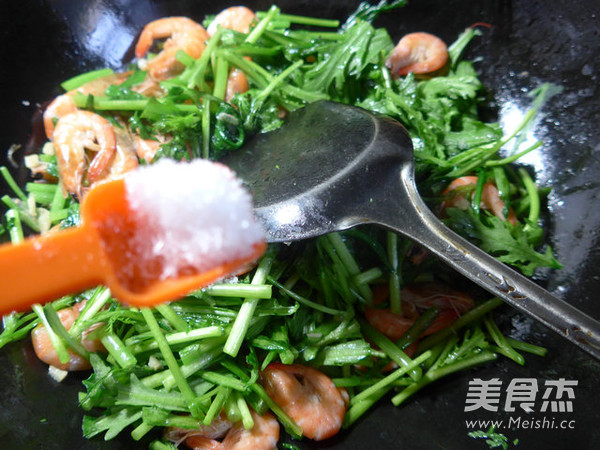 Stir Fried Chrysanthemum with Fresh Shrimp recipe