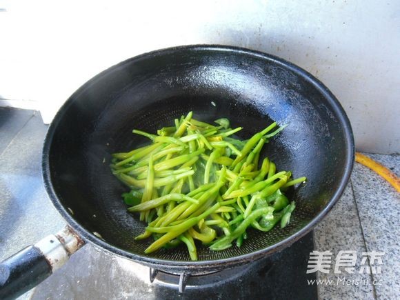 Spicy Stir-fried Daylily recipe