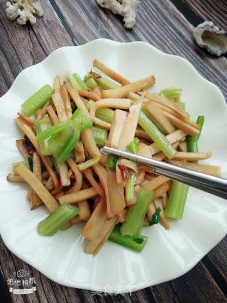 Stir-fried Celery with Pleurotus Eryngii recipe