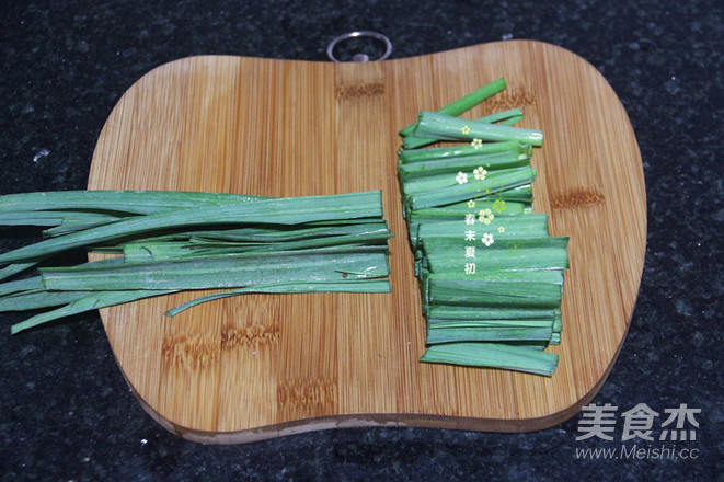 Sauerkraut Shrimp Skin and Garlic Leaves recipe