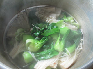 Green Vegetable and Enoki Mushroom Meat and Bone Soup recipe