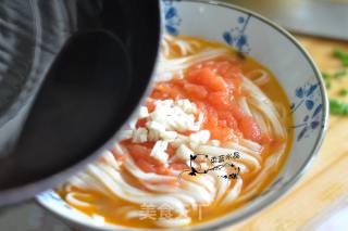 Pouring Tomato Sauce Noodles recipe