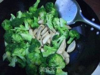 Abalone with Broccoli and Pleurotus Eryngii recipe