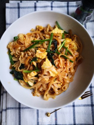 Black Pepper Spinach and Egg Fried Noodles recipe