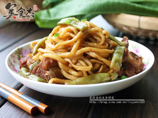 Braised Noodles with Beans and Pork Ribs recipe