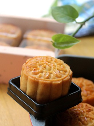 Cantonese-style Egg Yolk and Lotus Paste Mooncakes recipe