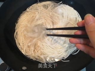 Fried Noodles with Small Tomatoes recipe