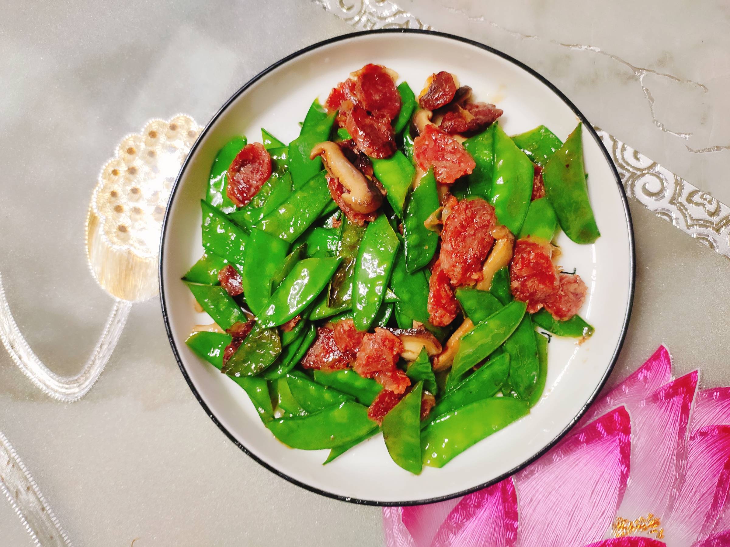 Stir-fried Snow Peas with Light and Non-greasy Sausages recipe