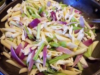 Spaghetti with Shredded Chicken and White Sauce recipe