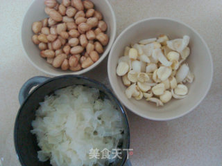 Nourishing and Nourishing Blood Soup: Peanut Lily Tremella Soup recipe