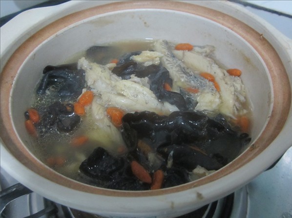 Nine Belly Fish in Clay Pot with Fungus and Wolfberry recipe