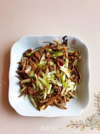 Stir-fried Chives with Bamboo Shoots recipe