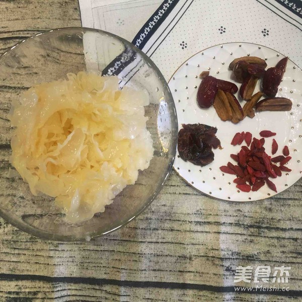 Tremella Lotus Soup (juicer Version) recipe