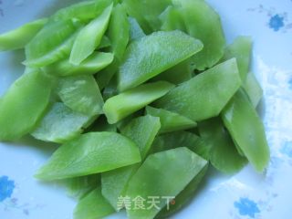 Stir-fried Yam Pork Slices with Lettuce and Red Pepper recipe