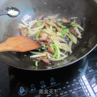 Stir-fried Bacon with Green Pepper and Cabbage Stem recipe