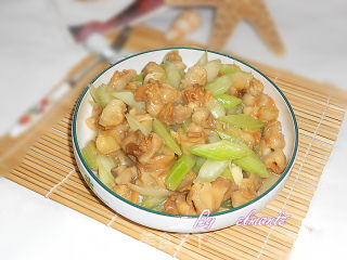 Stir-fried Dongfeng Conch with Celery recipe