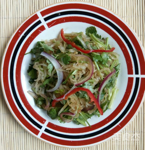 Coriander Mixed with Shredded White Radish recipe