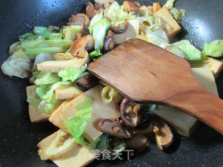 Stir-fried Thousand Page Tofu with Mushrooms and Cabbage recipe