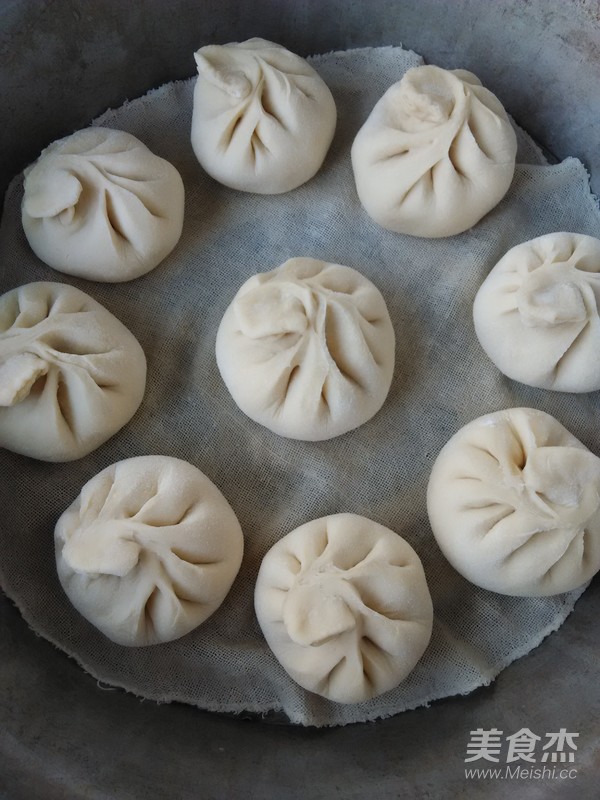 Steamed Buns with Grey Cabbage and Meat recipe