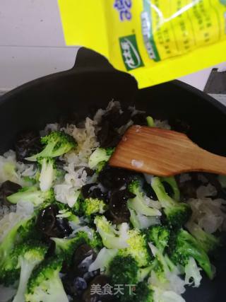 Stir-fried Double Ears with Broccoli recipe