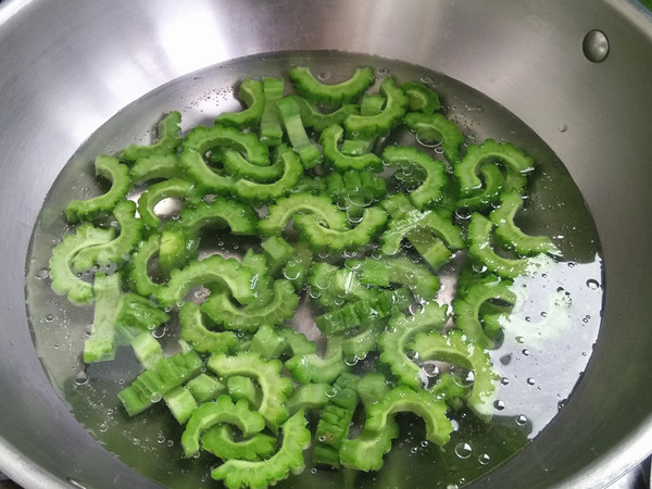 Stir-fried Bitter Gourd with White Mushroom recipe