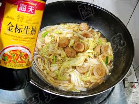 Braised Cabbage with Meatballs in Pot recipe