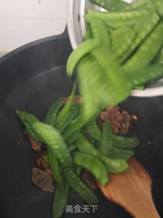 Fried Sausage with Snow Pea recipe