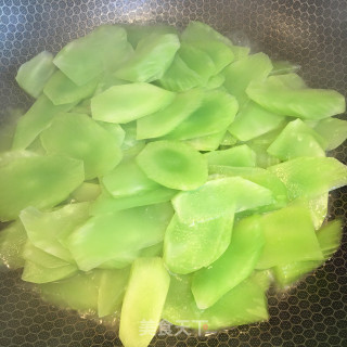 Stir-fried Lettuce with Scallion and Duck Egg recipe