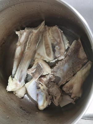 Liangtang/invigorating The Spleen, Regulating Qi and Removing Dampness/tangerine Peel, Peanut, Eyebrow, Peas and Beef Bone Soup recipe