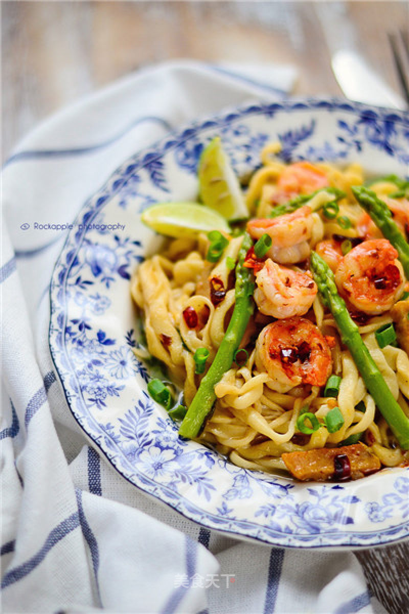 [hand-made Noodles with Asparagus and Shrimp] recipe