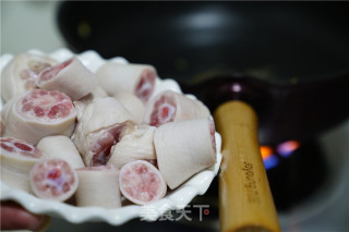 Boiled Pork Tail with Carrot and Taro recipe