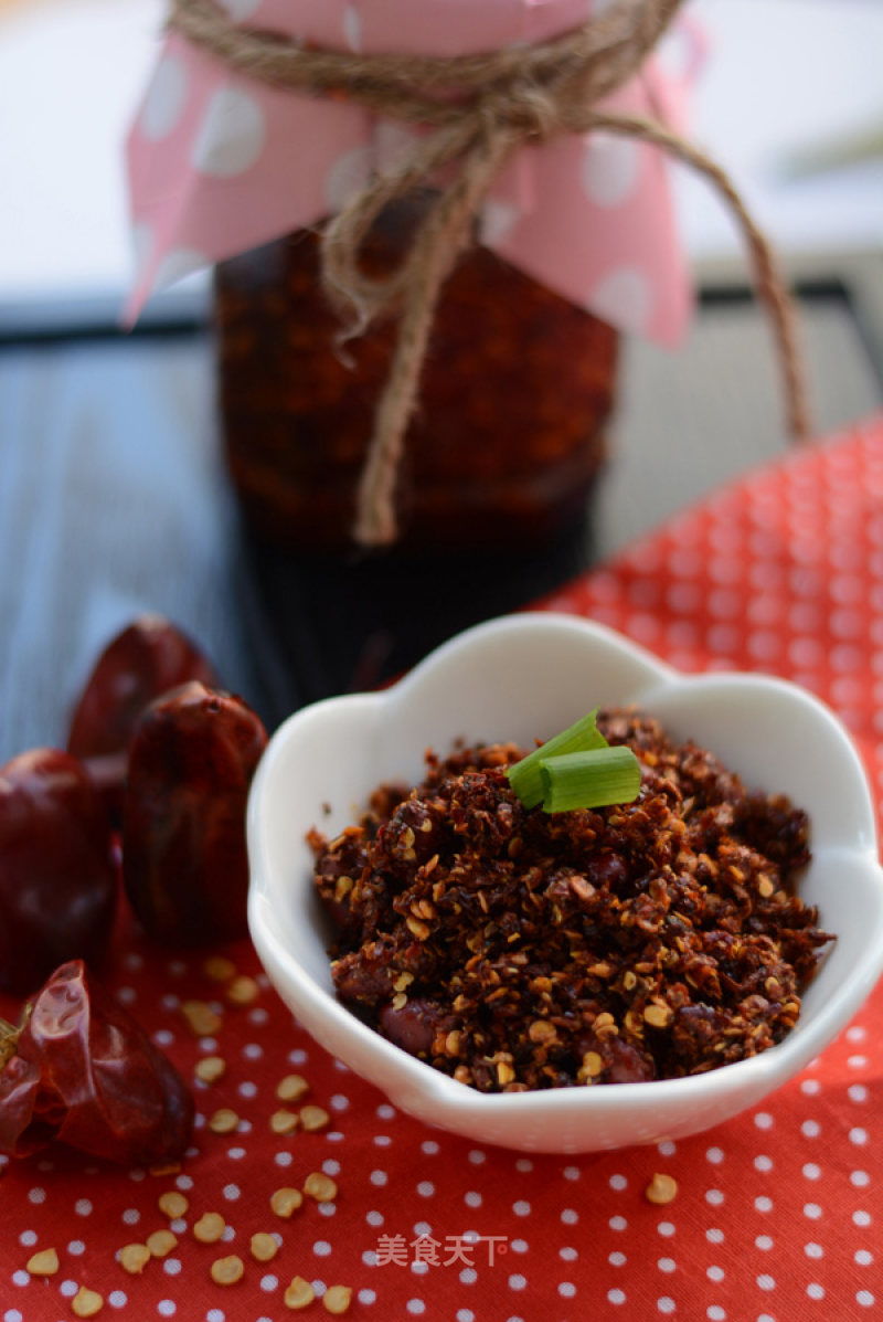 Homemade Fragrant, Spicy and Spicy Ingredients---peanuts Mixed with Chili Sauce