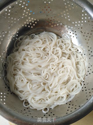 Stir-fried Rice Noodles with Green Pepper and Pork recipe