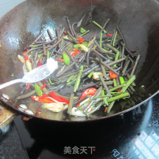 Stir-fried Mountain Fern with Garlic recipe