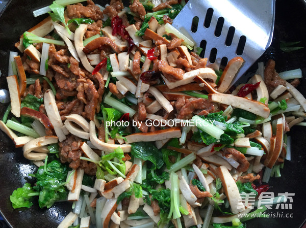 Get Rid of The "fat Monarch" Meal, Fried Pork with Dried Celery and Dried Seeds recipe