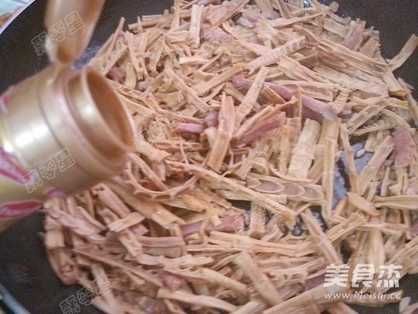 Stir-fried Dried Bamboo Shoots with Green Pepper and Bacon recipe