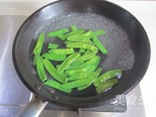 Stir-fried Colorful Fish Fillet with Snow Peas recipe