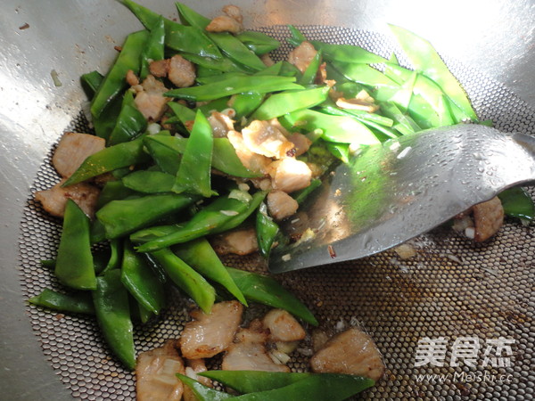 Fried Pork with Pork Ears and Beans recipe