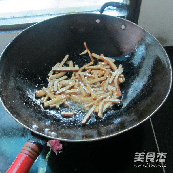 Pan-fried Chili and Braised Tofu Shreds recipe