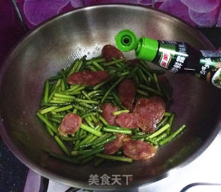 Stir-fried Sausage with Garlic Sprouts recipe