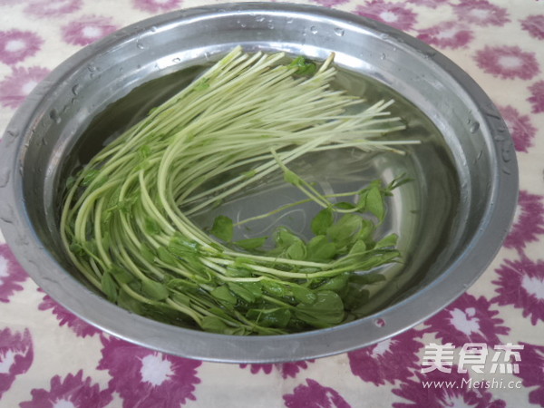 Fresh Lotus Root Bean Seedlings Pig's Trotters Soup recipe