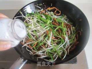 Stir-fried Chiba Tofu with Green Pepper and Bean Sprouts recipe