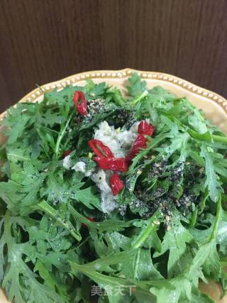 Garlic Mixed with Chrysanthemum Leaves recipe