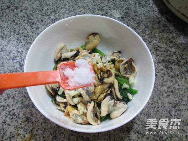 Spinach Mixed with Mussels recipe