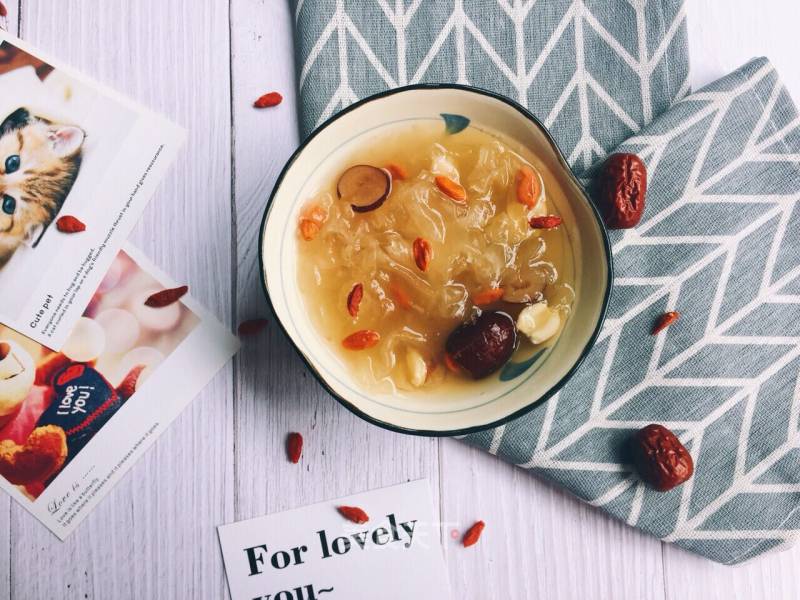 White Fungus, Lotus Seed and Red Date Soup recipe