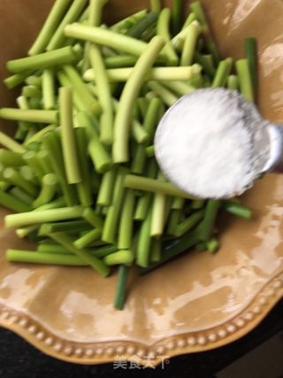 Stir-fried Large Intestine with Garlic Moss recipe