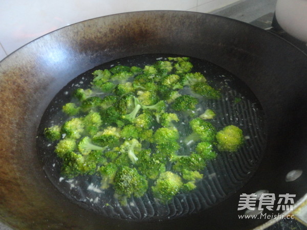 Fried Sea Prawns with Broccoli recipe