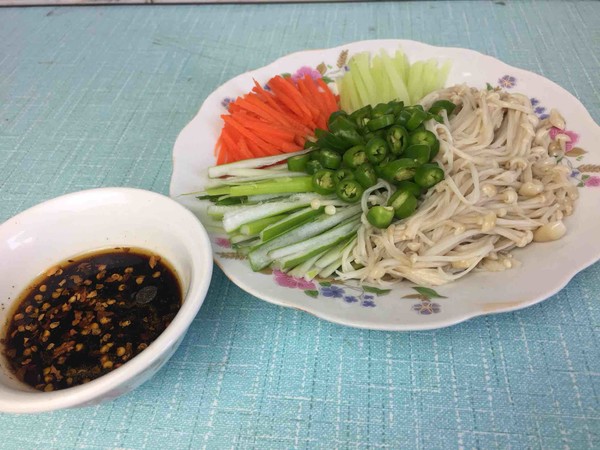 Enoki Mushrooms Mixed with Green Onions recipe