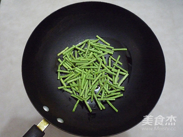 Fried Noodles with Cowpeas and Braised Pork recipe