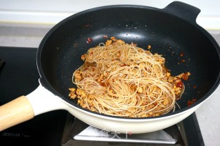 Stir-fried Noodles with Minced Pork and Chili recipe